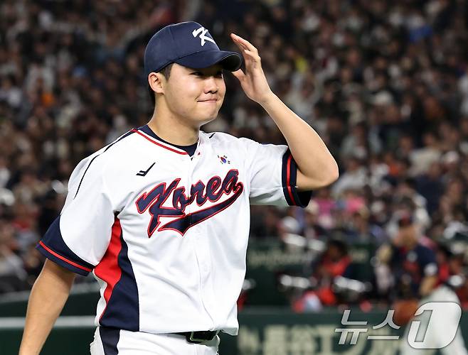 16일 오후 일본 도쿄돔에서 열린 월드베이스볼클래식(WBC) 대비 평가전 '2025 케이 베이스볼 시리즈(K-BASEBALL SERIES)' 일본과의 2차전 경기. 대한민국 선발투수 정우주가 1회 이닝을 삼자범퇴로 막은 뒤 더그아웃으로 향하고 있다. 2025.11.16/뉴스1 ⓒ News1 구윤성 기자