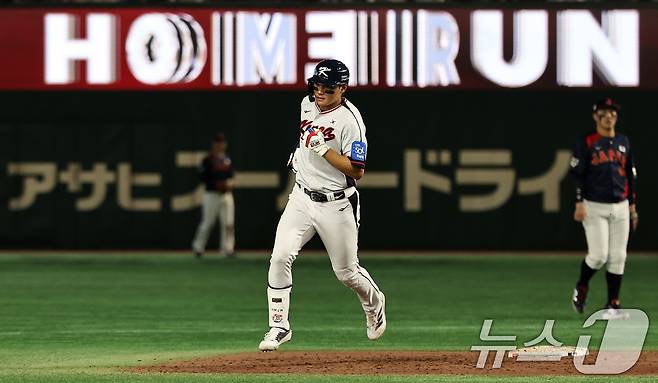 16일 오후 일본 도쿄돔에서 열린 월드베이스볼클래식(WBC) 대비 평가전 '2025 케이 베이스볼 시리즈(K-BASEBALL SERIES)' 일본과의 2차전 경기. 대한민국 김주원이 9회말 2아웃 상황에서 극적인 동점 솔로홈런을 친 뒤 그라운드를 돌고 있다. 2025.11.17/뉴스1 ⓒ News1 구윤성 기자
