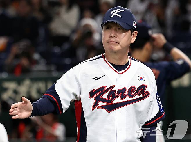 16일 오후 일본 도쿄돔에서 열리는 월드베이스볼클래식(WBC) 대비 평가전 '2025 케이 베이스볼 시리즈(K-BASEBALL SERIES)' 대한민국과 일본과의 2차전 경기를 앞두고 류지현 대한민국 감독이 식전 행사를 마치고 더그아웃으로 향하고 있다. 2025.11.16/뉴스1 ⓒ News1 구윤성 기자