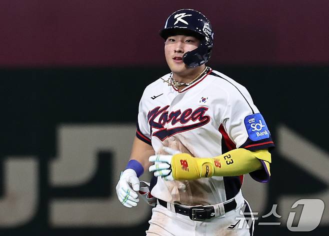 16일 오후 일본 도쿄돔에서 열린 월드베이스볼클래식(WBC) 대비 평가전 '2025 케이 베이스볼 시리즈(K-BASEBALL SERIES)' 일본과의 2차전 경기. 대한민국 안현민이 8회말 1사 주자없는 상황 솔로홈런을 치고 그라운드를 돌고 있다. 2025.11.16/뉴스1 ⓒ News1 구윤성 기자