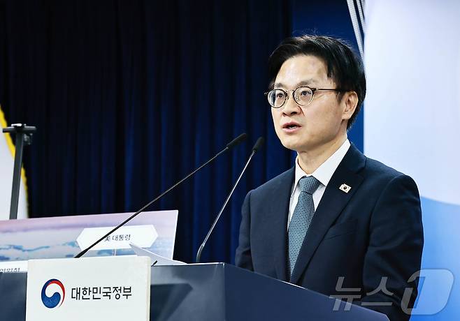 김정관 산업통상부 장관이 14일 오후 서울 종로구 정부서울청사 합동브리핑룸에서 한미 전략적 투자에 관한 양해각서 서명과 관련하여 기자단에게 브리핑을 하고 있다. (산업통상자원부 제공. 재판매 및 DB 금지) 2025.11.14/뉴스1