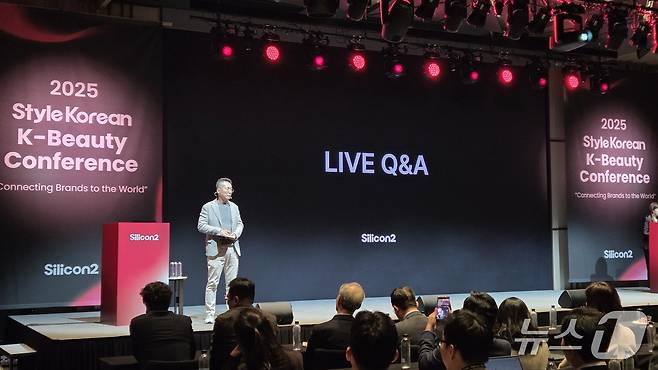 김성운 실리콘투 대표가 17일 '스타일코리안 K-뷰티 콘퍼런스'에서 질의응답을 하고 있다. 2025.11.17 ⓒ뉴스1 이정후 기자