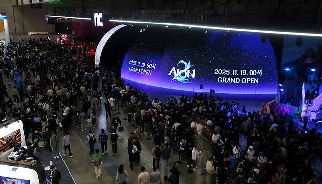 지스타 2025 행사장에 마련된 엔씨소프트 메인 부스 전경. 사진 | 엔씨소프트