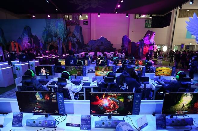 지스타 2025 행사장에 마련된 엔씨소프트 부스에서 ‘아이온 2’ 시연을 하고 있는 관람객들. 사진 | 엔씨소프트