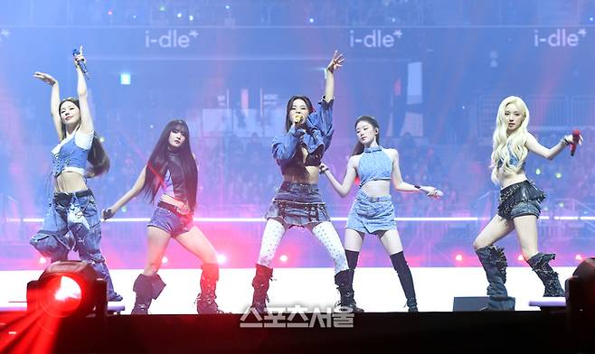 아이들(i-dle)이 21일 오후 인천 중구 인스파이어 아레나에서 열린 제34회 ‘서울가요대상’에서 열정적인 무대를 선보이고 있다. 사진 | 스포츠서울 DB