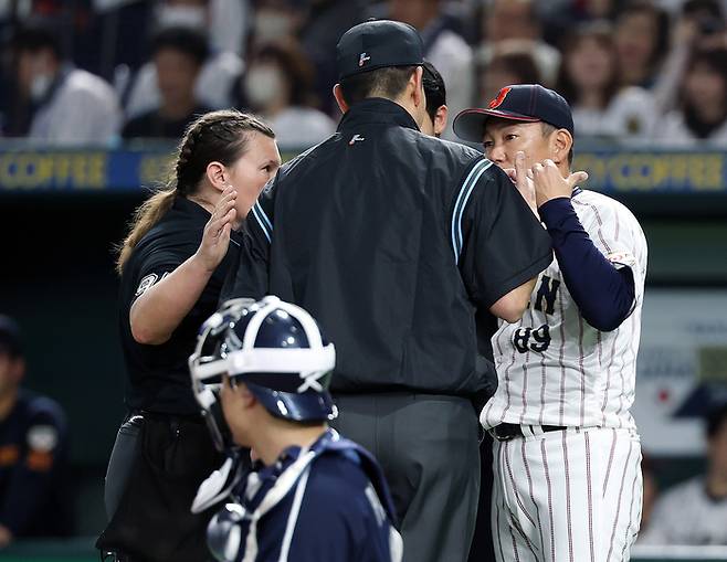 15일 일본 도쿄돔에서 열린 2025 K베이스볼 시리즈 대한민국과 일본의 평가전. 일본 야구대표팀 이바타 히로카즈 감독이 그라운드에 나와 심판진에게 어필하고 있다. 사진 | 도쿄=연합뉴스