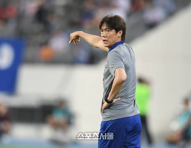 홍명보 감독이 15일 용인 미르스타디움에서 열린 2025 동아시아축구연맹(EAFF) E-1 챔피언십(동아시안컵) 일본과 경기에서 작전지시를 하고 있다.  2025. 7. 15. 용인 | 최승섭기자 thunder@sportsseoul.com