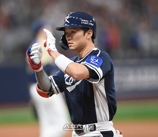 박해민이 9일 서울 고척 스카이돔에서 열린 ‘2025 K-베이스볼 시리즈’ 체코와 2차전 경기 9회초 중전안타를 친 후 세리머니를 하고 있다. 고척 | 최승섭기자 thunder@sportsseoul.com