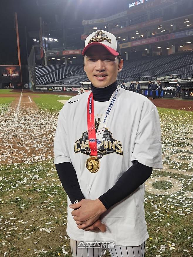 LG 박해민이 31일 대전 한화생명 볼파크에서 열린 2025 KBO리그 포스트시즌 한국시리즈 우승 후 취재진 인터뷰에 응하고 있다. 대전 | 강윤식 기자 skywalker@sportsseoul.com