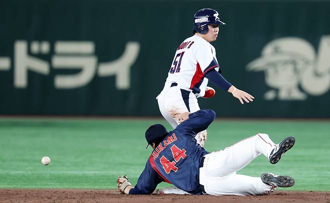 송구 빠지며 2루 훔치는 문현빈

    (도쿄=연합뉴스) 이동해 기자 = 16일 일본 도쿄돔에서 열린 2025 K베이스볼 시리즈 대한민국과 일본의 평가전. 4회말 1사 1루 최재훈 타석 때 1루에 있던 문현빈이 2루 도루에 성공하고 있다. 2025.11.16

    eastsea@yna.co.kr

<저작권자(c) 연합뉴스, 무단 전재-재배포, AI 학습 및 활용 금지>