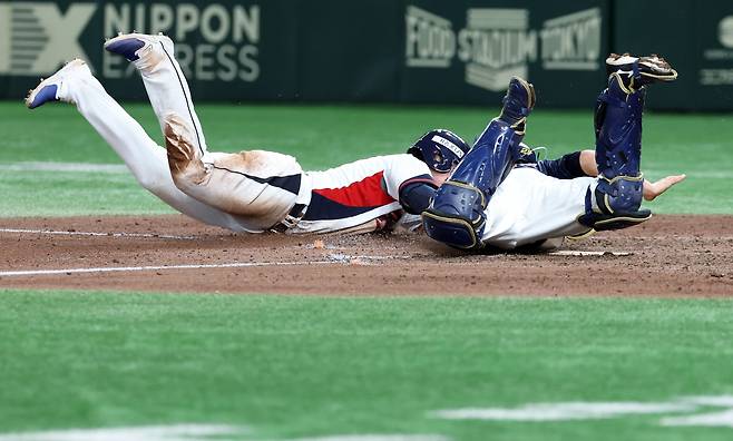 홈에서 잡힌 문현빈…아쉽다!

    (도쿄=연합뉴스) 이동해 기자 = 16일 일본 도쿄돔에서 열린 2025 K베이스볼 시리즈 대한민국과 일본의 평가전. 7회말 2사 1,2루 박해민의 중견수 앞 안타 때 2루에 있던 문현빈이 홈에서 태그아웃 당하고 있다. 한국측의 비디오 판독 결과도 원심 그대로 아웃 판정 기록. 2025.11.16

    eastsea@yna.co.kr(끝)

<저작권자(c) 연합뉴스, 무단 전재-재배포, AI 학습 및 활용 금지>