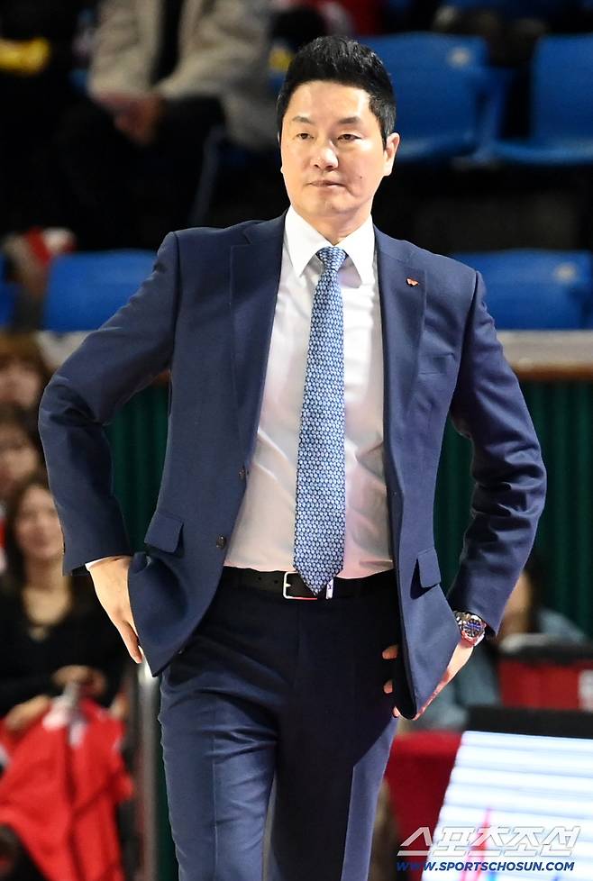 17일 잠실학생체육관에서 열린 프로농구 서울 SK와 수원 KT의 경기. SK 전희철 감독이 경기를 지켜보고 있다. 잠실학생체=허상욱 기자wook@sportschosun.com/2025.11.17/