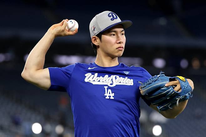TORONTO, ONTARIO - NOVEMBER 01: Hyeseong Kim #6 of the Los Angeles Dodgers warms up before the game against the Toronto Blue Jays in game seven of the 2025 World Series at Rogers Center on November 01, 2025 in Toronto, Ontario. Emilee Chinn/Getty Images/AFP (Photo by Emilee Chinn / GETTY IMAGES NORTH AMERICA / Getty Images via AFP)
<저작권자(c) 연합뉴스, 무단 전재-재배포, AI 학습 및 활용 금지>