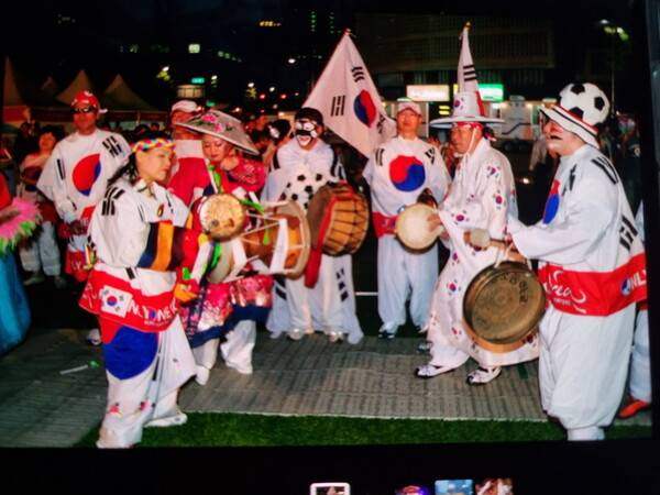 경기장 밖에서 신명나는 사물놀이를 하고 있는 응원단 모습.