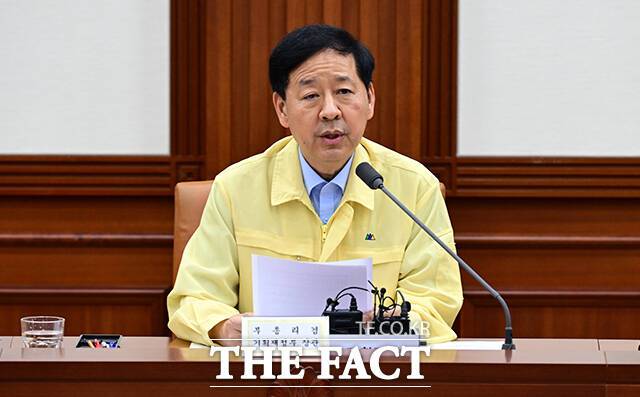 17일 업계에 따르면 에쓰오일이 국내 석유화학 역사상 최대 규모인 9조2580억원을 투자하는 샤힌 프로젝트의 설계·구매·건설(EPC) 공사가 85%를 넘어섰다. 구윤철 부총리 겸 기획재정부 장관이 8월20일 오후 서울 종로구 정부서울청사에서 석유화학산업 재도약 추진을 위해 열린 산업경쟁력강화 관계장관회의에 참석해 모두발언을 하고 있다. /임영무 기자