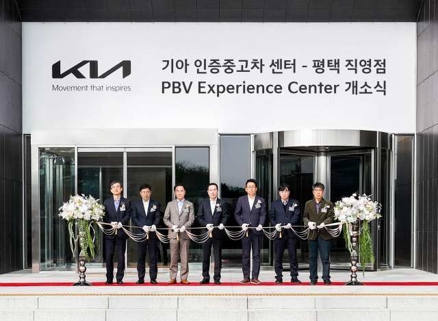 기아 인증중고차 센터 평택 직영점 및 PBV 익스피리언스 센터 개소식에 참석한 (왼쪽부터) 허노윤 한국도로공사 수도권 본부장과 윤호남 기아 경영지원3실장, 정장선 평택시장, 정원정 기아 국내사업본부장, 강정구 평택시의회 의장, 박근균 경기도 국제협력국장, 유승영 평택시의회 의원이 기념 촬영을 하고 있는 모습. /기아