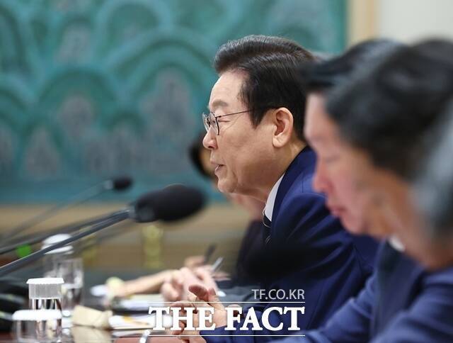 KB부동산 보고서에 따르면 주택시장 양극화는 지속될 가능성이 높다고 전망했다. 사진은 이재명 대통령이 지난 16일 서울 용산 대통령실 청사에서 열린 한미 관세협상 후속 민관 합동회의에서 발언하고 있다. /대통령실통신사진기자단·뉴시스