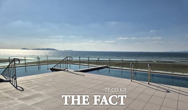 태안해양치유센터 옥상 시그니처 공간에서 바라 본 달산포 앞 바다가 햇빛을 머금고 은빛 파도를 일렁이고 있다. /이수홍 기자