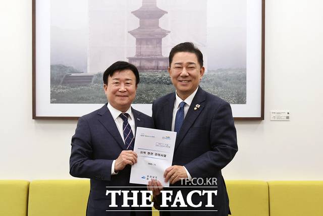 정기명 시장이 14일 김병기 더불어민주당 원내대표를 만나 국비 증액 필요성을 설명했다. /여수시