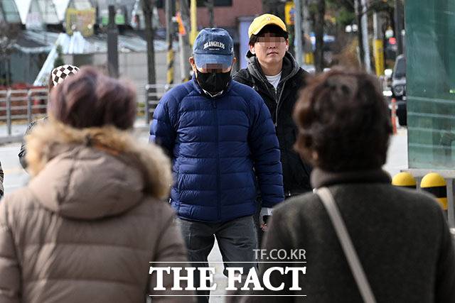 '갑작스레 찾아온 추위' 두툼해진 옷차림.