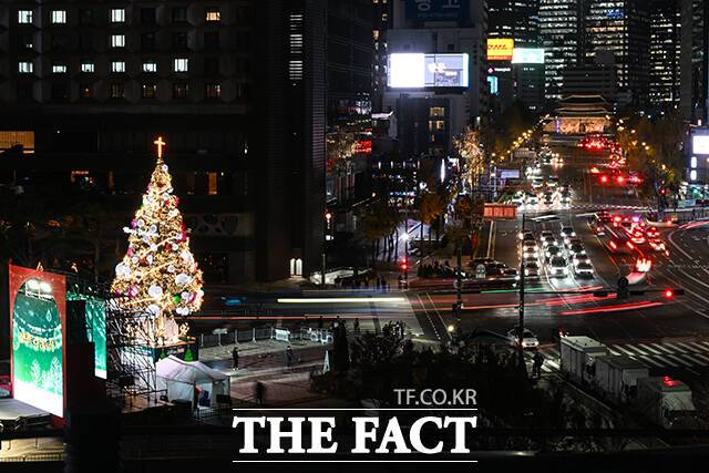 2025 대한민국 성탄 축제 ‘성탄트리 점등식’이 17일 오후 서울 중구 서울시청 앞 서울광장에서 열린 가운데 성탄트리가 환하게 불을 밝히고 있다. /서예원 기자