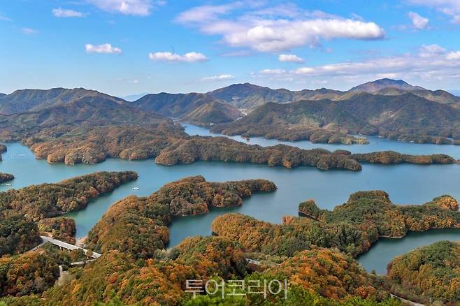 충주악어봉에서 내려다 본 충주호 풍경. 악어 형태의 섬들이 펼쳐져 눈길을 끈다./사진-충주시