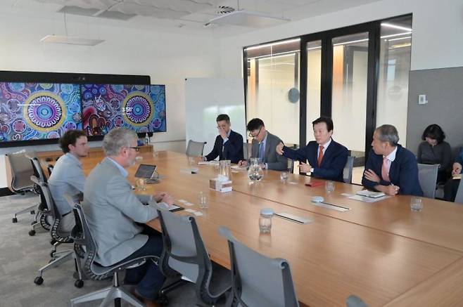 진주시-호주 캔버라市 문화·외교·우주항공 협력 확대 - 호우 우주청 방문 사진.