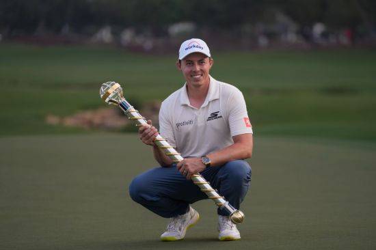 매튜 피츠패트릭이 DP월드투어 최종전인 투어 챔피언십 우승 직후 트로피를 들고 미소를 짓고 있다. 두바이=AP연합뉴스