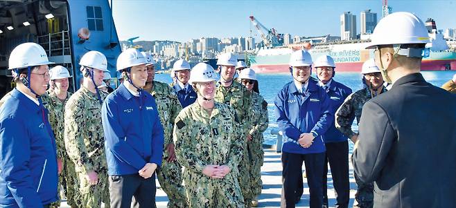 美 해참총장, HD현대중공업·한화오션 연달아 방문  지난 15일 HD현대중공업 울산 조선소를 방문한 대릴 커들(앞줄 왼쪽에서 셋째) 미국 해군 참모총장이 정기선(앞줄 왼쪽에서 둘째) HD현대 회장의 안내를 받아 작업 공간을 둘러보며 설명을 듣고 있다. 대릴 커들 총장은 같은 날 한화오션 거제 사업장을 방문해 MRO(유지·보수·정비) 작업 중인 미 해군 보급함인 ‘찰스 드루함’을 살펴보기도 했다./HD현대