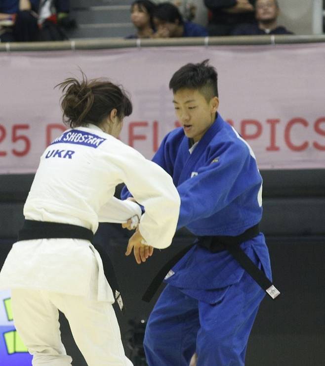 정숙화(오른쪽)가 16일 일본 도쿄 무도관에서 열린 2025 도쿄 데플림픽 유도 여자 52㎏급 결승에서 잡기 싸움을 하고 있다. /대한장애인체육회