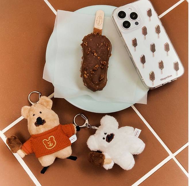 하겐다즈와 협업한 다이노탱 쿼쿼 & 보보. 하드바를 즐기는 쿼카 & 보보의 모습을 담았다. 다이노탱.