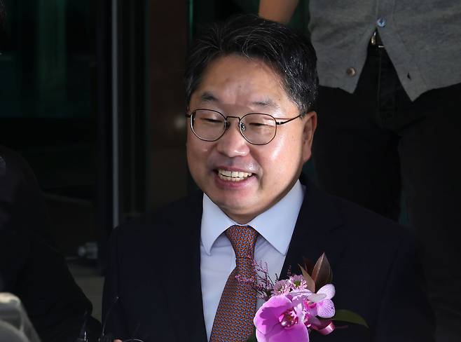 대장동 사건 항소 포기를 지시하고 사의를 표명한 노만석 전 검찰총장 직무대행이 지난 14일 서울 서초구 대검찰청을 떠나고 있다. /뉴시스