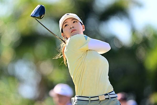 일본 시부노 히나코가 지난 14일 '안니카 드리븐 바이 게인브리지' 대회 1라운드 16번홀에서 티샷을 하고 있다. /AFP 연합뉴스