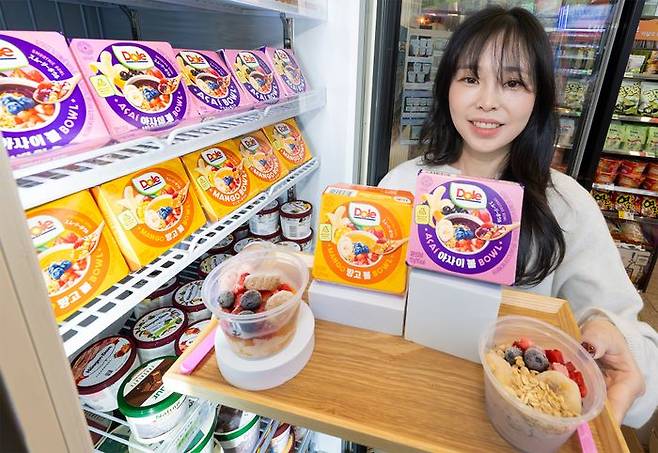 모델이 세븐일레븐에서 '돌 아사이볼'을 소개하고 있다.ⓒ세븐일레븐