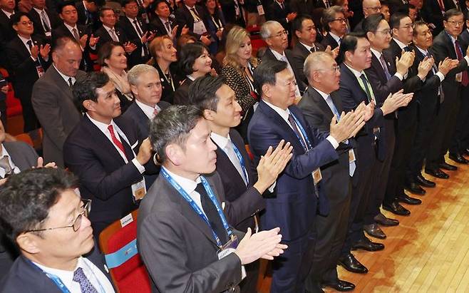 10월 29일 경북 경주예술의전당에서 열린 아시아태평양경제협력체(APEC) CEO 써밋에서 참석자들이 박수치고 있다. 왼쪽부터 이형희 SK수펙스추구협의회 커뮤니케이션위원장, 정용진 신세계그룹 회장, 정기선 HD현대 회장, 신동빈 롯데그룹 회장, 정의선 현대차그룹 회장, 최태원 SK그룹 회장 겸 대한상의 회장, 이재용 삼성전자 회장, 구광모 LG그룹 회장, 장인화 포스코홀딩스 회장, 허태수 GS그룹 회장 ⓒ뉴시스