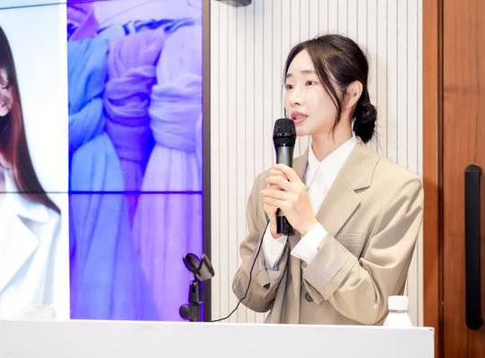 지난겨울 중국 베이징에서 투자자들에게 자신의 업체를 소개하고 있는 강지현 새샘 대표.