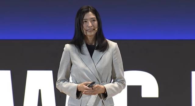 정신아 카카오 대표가 지난 3일 서울 삼성동 코엑스에서 열린 ‘SK AI 서밋 2025’에서 발표하고 있다. SK 제공