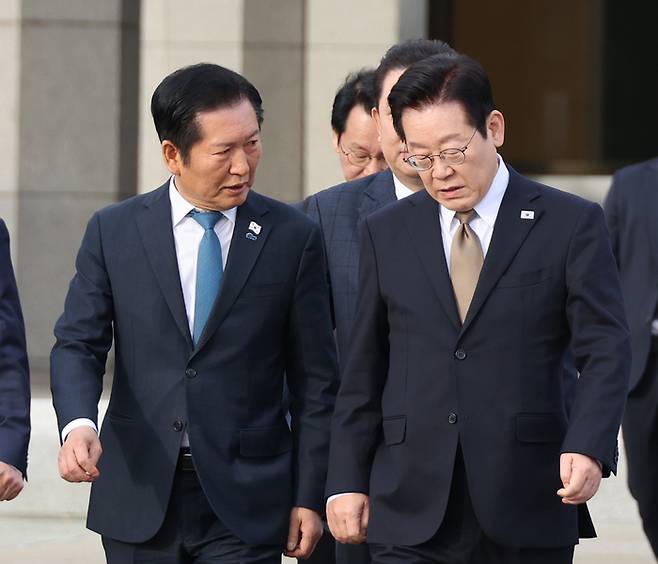 대화 나누는 이재명 대통령과 정청래 대표 (성남=연합뉴스) 한상균 기자 = 주요 20개국(G20) 정상회의 참석을 계기로 UAE·이집트·튀르키예 등 4개국 순방에 나서는 이재명 대통령이 17일 성남 서울공항에서 공군1호기로 이동하며 더불어민주당 정청래 대표와 대화하고 있다. 2025.11.17 xyz@yna.co.kr (끝)