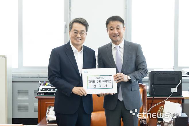 김동연 경기지사(왼쪽)가 17일 국회에서 한병도 예산결산특별위원회 위원장을 만나 2026년 경기도 핵심 국비사업 지원을 요청하고 기념 촬영했다.