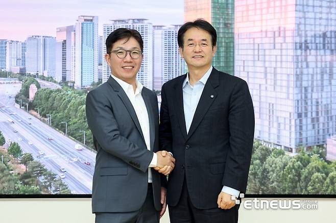 이동환 고양시장(오른쪽)은 최근 네이버 제2사옥 '네이버 1784'를 방문해 김유원 네이버클라우드 대표를 만나 스마트시티 정책 방향과 기업 투자 환경 조성 방안을 논의했다.