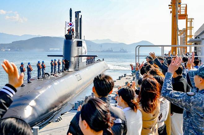지난 4일 해군 도산안창호급 잠수함 안무함이 2025 사일런트 샤크 훈련 참가를 위해 진해군항에서 출항하고 있다. 해군 제공.