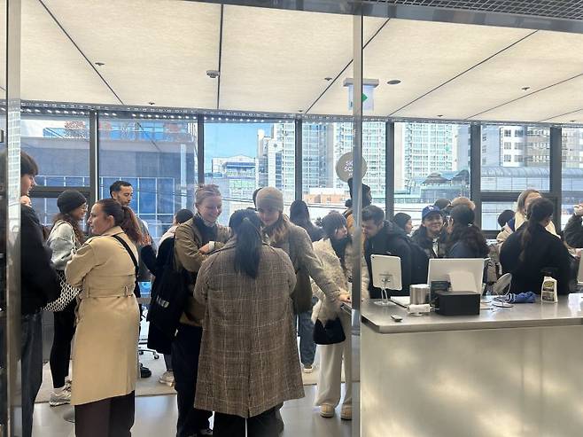 서울 성수동 '올리브영N 성수' 매장에 피부진단 서비스 예약을 하려는 외국인들이 순서를 기다리고 있다. 사진=강명연 기자