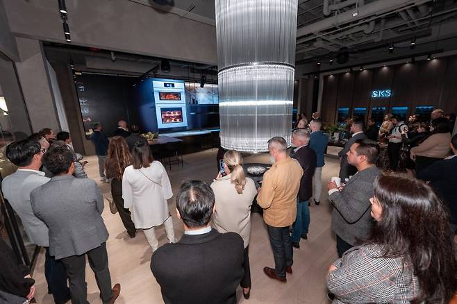 지난 13일(현지시간) LG전자가 미국 시카고 더 마트에 오픈한 프리미엄 빌트인 가전 브랜드 'SKS' 쇼룸에서 참관객들이 SKS 라인업 제품들을 관람하고 있다. SKS 제공