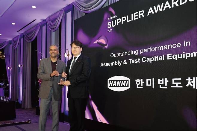 한미반도체 곽동신 회장(오른쪽)이 지난 13일 미국 샌프란시스코 더웨스틴호텔에서 열린 마이크론 서플라이어 어워드에서 마이크론 마니시 바티아 부회장과 기념촬영을 하고 있다. 한미반도체 제공