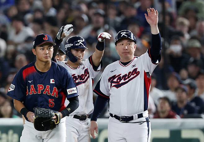 한국 야구대표팀 신민재(가운데)가 16일 일본 도쿄돔에서 열린 2025 K-베이스볼 시리즈 일본과 평가전 4회말 1사 1, 2루 때 적시타를 때린 뒤 세리머니를 하고 있다. 도쿄/연합뉴스
