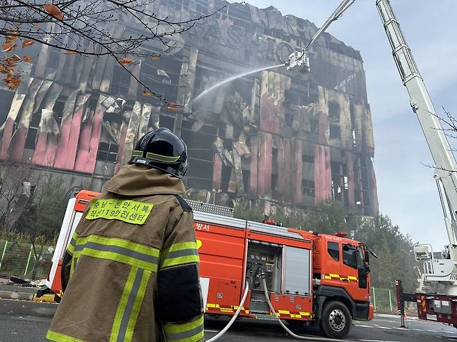 이랜드 천안물류센터 화재현장에서 소방관들이 사흘째 진화하고 있다. 송인걸 기자