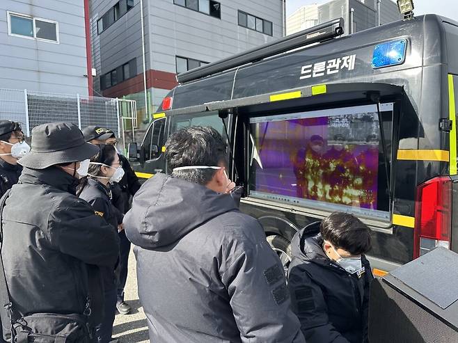 충남경찰청 과학수사계 화재감식요원들이 17일 오전 화재 현장에 드론을 띄워 열화상 감식을 하고 있다. 송인걸 기자