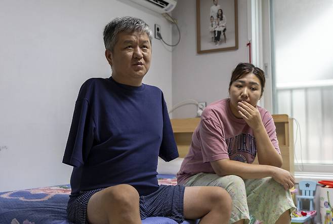 중증화상 산재로 양팔을 절단한 이주노동자 오기나가 자신의 집에서 인터뷰를 하고 있다. 김진수 선임기자 jsk@hani.co.kr