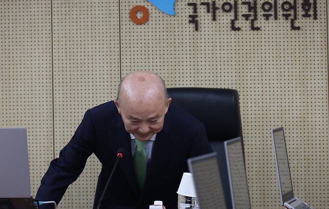 안창호 인권위원장이 2025년 9월8일 오후 서울 중구 인권위 전원위원회 회의실에 입장해 자신의 자리에 앉고 있다. 한겨레 류우종 선임기자 wjryu@hani.co.kr