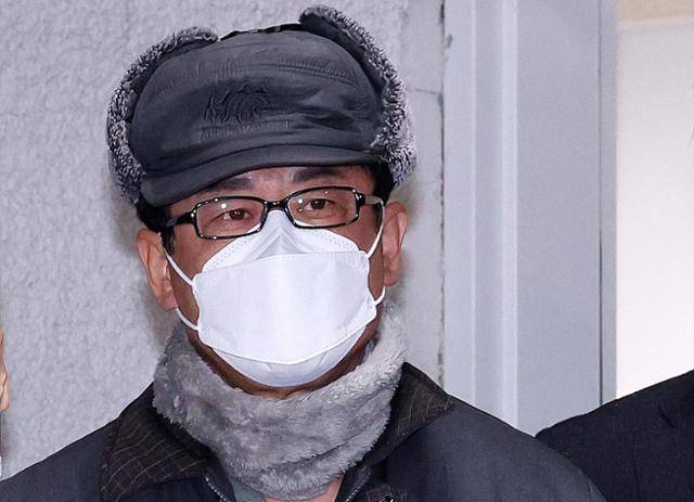 노상원 전 정보사령관이 지난해 12월 24일 서울 은평구 서울서부경찰서에서 검찰로 송치되고 있다. 뉴스1